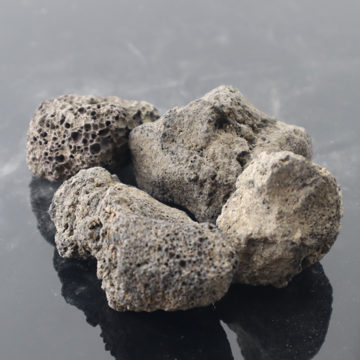 احجار بركانية لاحواض اسماك الزينة و التيراريوم J-537