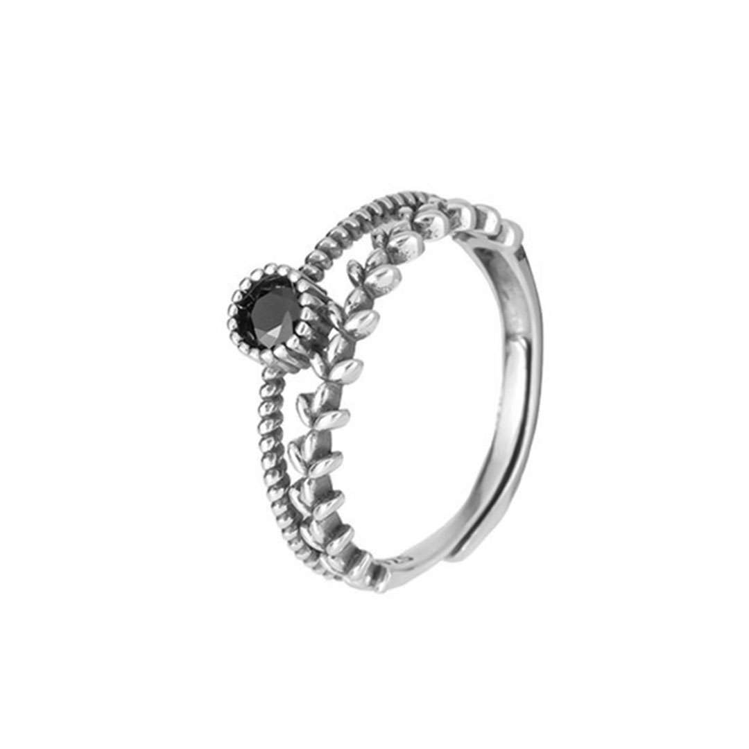 Women Silver Silver Ring S925 inlaid with an attractive black zircon traction